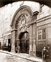 L'hôtel de Chalon-Luxembourg au no 26 de la rue, vers 1910 (photographie d'Eugène Atget).