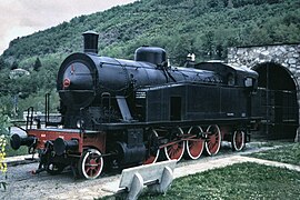 Locomotiva FS 940.002 (OM, 1922) monumentata a Piazza al Serchio