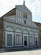 Sant Miniato a la Muntanya (la similitud amb els frontons clàssics grecorromanos és molt propera, però no hi ha cornisa que delimiti la línia inferior del triangle de rematada).