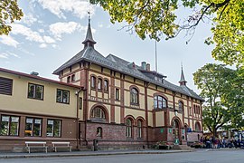 Foto eines Bahnhofsgebäudes mit reich verzierter Fassade und Dach