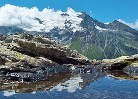 Vue depuis le refuge de la Glière à l'est du Grand Bec ennuagé avec la Becca Motta à droite.