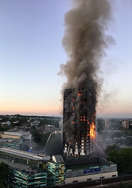 De brandende Grenfell Tower