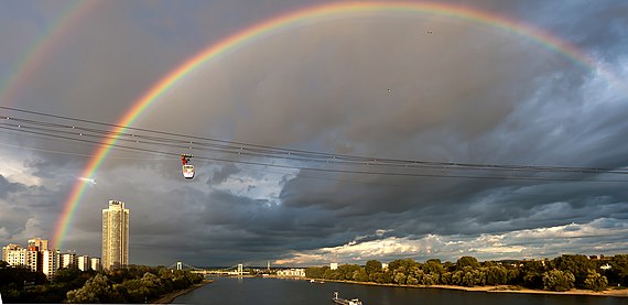 Höhenrettungsübung der Feuerwehr Köln an der Seilbahn vor einer grandiosen Wetterkulissen mit Doppelregenbogen