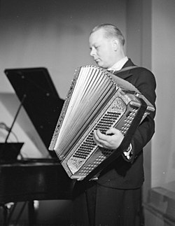 Harry Bergström soittaa harmonikkaa sota-aikana.