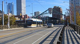 Un tram sul St Paul Avenue Bridge