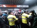 朴槿惠支持者攻擊駐守在地鐵站內的警察