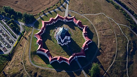 L'église Saint-Jean-Népomucène : vue aérienne.