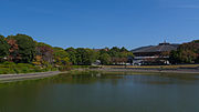 鴻ノ池と奈良市中央体育館（鴻ノ池運動公園）（2014年10月）