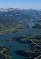 Vue aérienne du lac de la Gruyère avec l'île d'Ogoz et l'autoroute A12 au premier plan.