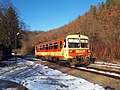 Dieseltriebwagen der Baureihe 117 am Haltepunkt Szarvaskő (2018)