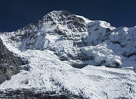 Vue de la face nord du Mönch dominant le glacier de l'Eiger (de).