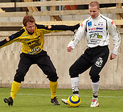 Kivilä KuPSin paidassa (vas.) Kings Kuopiota vastaan pelatussa harjoitusottelussa huhtikuussa 2005