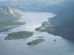 Luftfoto af indløbet til Misværfjorden, med Støvsetbroen over til Storøya.