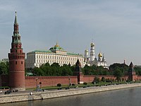 Blick auf den Moskauer Kreml von der Großen Steinernen Brücke über dem Moskwa-Fluss