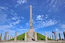 Памятник Харальдсхаугену - каменная колонна на холме, устремляющаяся в голубое небо.