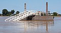 Nimwegen, Fußgängerbrücke zu Schiffen im Lindenberghaven bei Hochwasser in der Waal