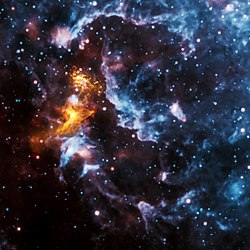 PSR B1509-58周辺の画像。チャンドラが観測したX線（黄金色）と、WISEが観測した赤外線（RGB）の画像を重ねたもの。出典: NASA / CXC / SAO（X線）; NASA / JPL-Caltech（赤外線）[1]