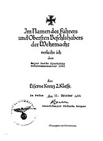 Urkunde und Meldung auf dem Titelblatt der Zeitung Lovćen über die Verleihung des Eisernen Kreuzes an Đurišić am 11. Oktober 1944. Die Verleihungsurkunde unterzeichnete der Militärbefehlshaber von Montenegro Generalmajor Wilhelm Keiper (1893–1957).