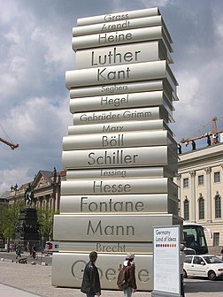 Imprimerie moderne, sculpture en hommage à Johannes Gutenberg et plusieurs personnalités allemandes le long du Chemin des idées à Berlin. (définition réelle 540 × 720*)