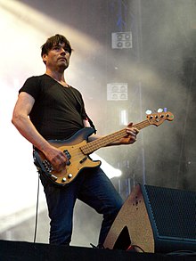 Джеймс выступает вживую в 2013 году.