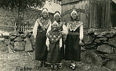 Rahvariietes Ruhnu naised 1937.jpg