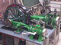 Паровой двигатель Роби кросс-компаунд, вид сверху в три четверти, музей Болтона.jpg