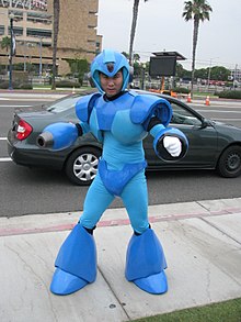 Homme portant un costume de couleur bleue ressemblant au personnage Mega Man.