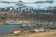 Ferry dans le port de Seyðisfjörður.