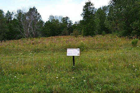 Ce que vous voyez, c'est un site archéologique (la plaque en fait foi). Je n'ai cependant pas trouvé de vestiges sur place, les broussailles et la forêt cachant bien les ruines.