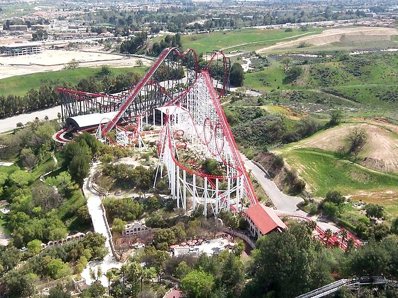 Archivo:Six Flags Magic Mountain Viper and X2 from Sky Tower cropped version.jpg