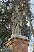 Statue de marbre à l'entrée des jardins