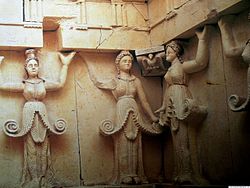 ארבע מהקריאטידות בקבר התראקי בסוושטארי