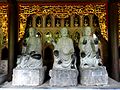 Statues d'Arhat avec les parties noircies touchées par les dévôts