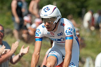 Thibaut Pinot no contrarrelógio individual entre Arc-et-Senans e Besançon (9.ª etapa do Tour de France 2012). Profissional desde 2010 e integrante da equipe Groupama-FDJ, Pinot se revelou durante a Tour de France de 2012, onde venceu uma etapa solo e terminou em décimo na classificação geral, sendo o piloto mais jovem do evento. (definição 6 048 × 4 032)