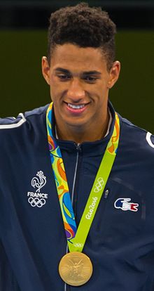 Tony Yoka Rion olympialaisten palkintojenjaossa vuonna 2016.