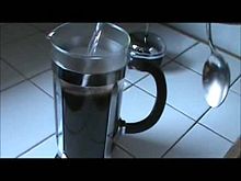 ファイル:Use of a coffee press.ogv