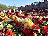 ラトビアのリガにある 戦勝記念碑 に飾られた花（2016年）