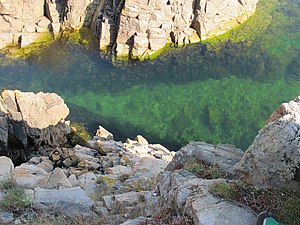 Klippor möter havet nära "Tvillingarna"