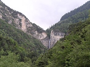 Der Fluss Rèche überwindet mit einem Wasserfall eine Felsklippe.