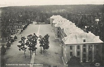 Byggnad 103 (kasernen i förgrunden) och 102 (kasernen i bakgrunden) vid Östra Oskar-Fredriksborgs kaserner.