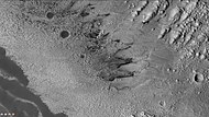 火星勘測軌道飛行器背景相機拍攝到的丹尼爾森隕擊坑岩層。註：這是前面隕坑東側照片的放大版。