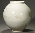Jarre de lune. Porcelaine blanche, H. 44 cm, D. corps 42 cm. Joseon, XVIIIe siècle. Collection privée, Séoul