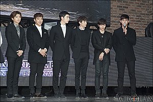 ทูพีเอ็มในเดือนพฤศจิกายน 2013 ซ้ายไปขวา: อูยอง, จุนเค, ชานซอง, นิชคุณ, จุนโฮ, และแทคยอน