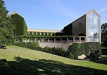 View of The Main Building overlooking the University Park. The building was finished in 1946 and holds the university assembly hall. Aarhus Universitets hovedbygning set fra parken.jpg