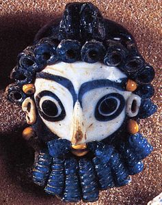 Amuleto púnico con forma de cabeza con barba (s. IV o s. III a. C.).