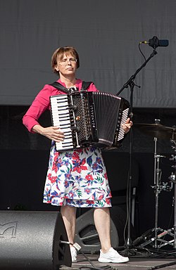 Nagy Anna a Budapest Klezmer Band fellépésén az Örkény-kert rendezvényen 2014-ben