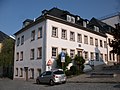 Wohnhaus in halboffener Bebauung, klassizistischer Türstock