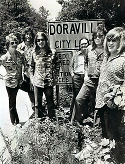 Az együttes tagjai 1977-ben Balról jobbra: J.R. Cobb, Ronnie Hammond, Barry Bailey, Paul Goddard, Robert Nix, Dean Daughtry.