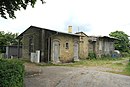 Bahnhof Bergsdorf, bestehend aus Empfangsgebäude, Güterschuppen und Pflasterung