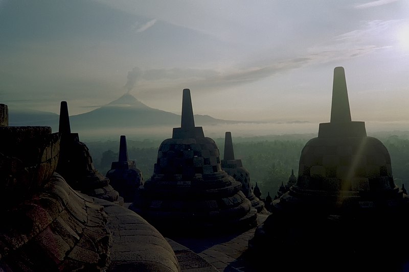 ფაილი:Borobudur Stupa Merapi.jpg